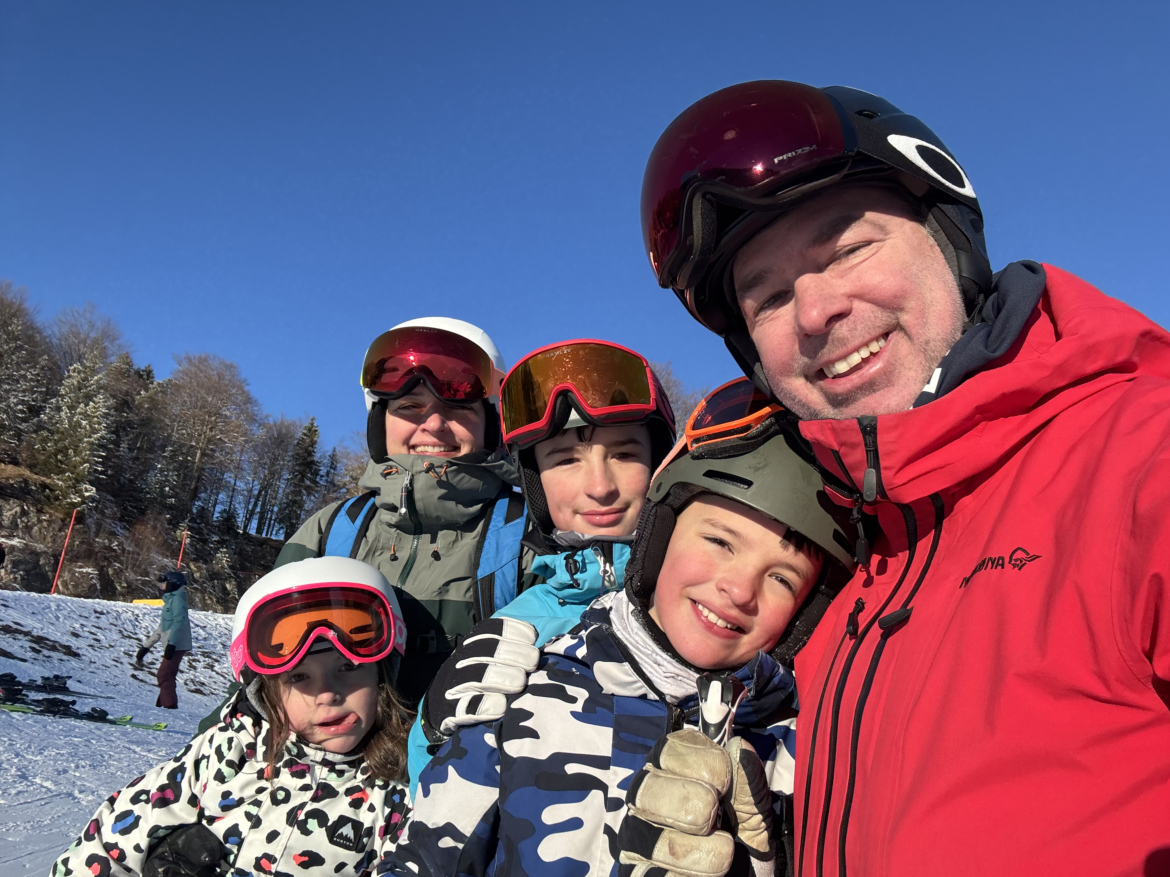 Familie beim Skifahren